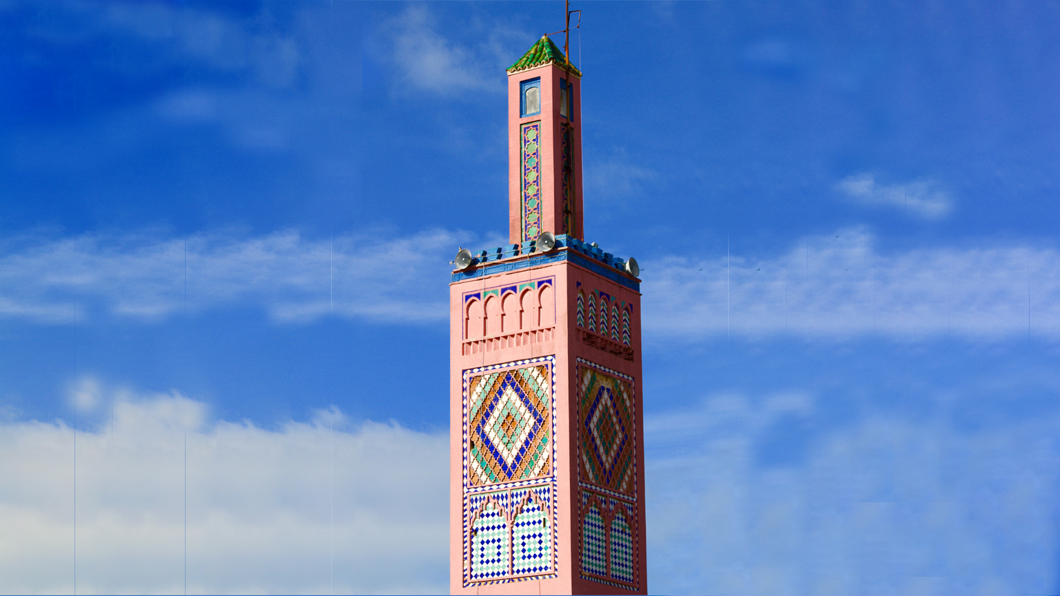 Minarete de la mezquita Sidi Bou Abib, en Tánger, Marruecos.